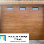 PUERTA GARAJE IMITACIÓN MADERA CON VENTANAS