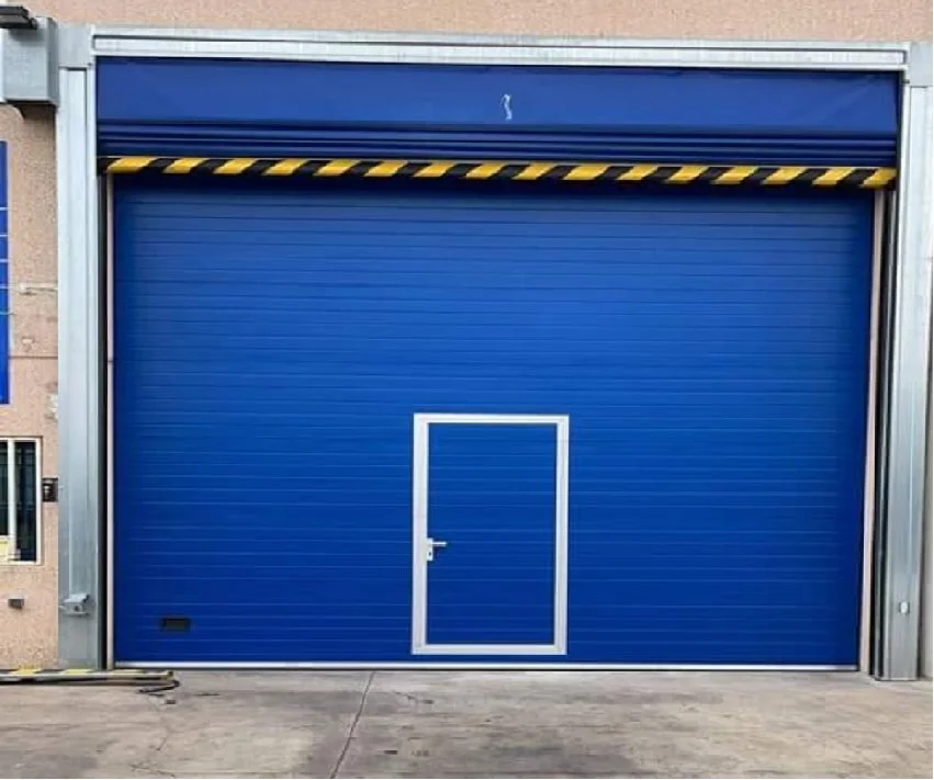 Puerta industrial con puerta peatonal